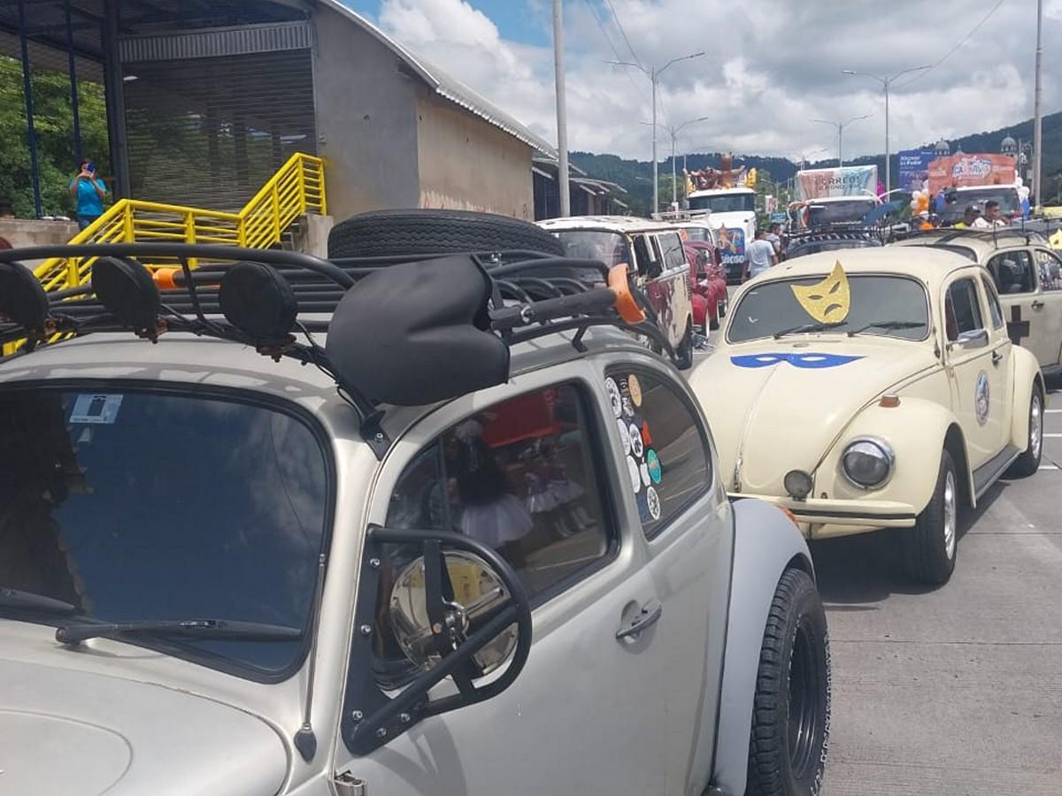 Autos clásicos causan sensación en Carnaval de Tegucigalpa