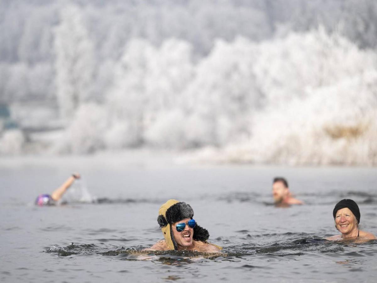 Suiza recibe Año Nuevo 2025 con chapuzón en gélidas aguas del lago Moossee