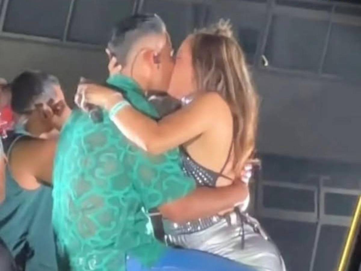 Mujer se besa con Romeo Santos en concierto y su esposo le pide el divorcio