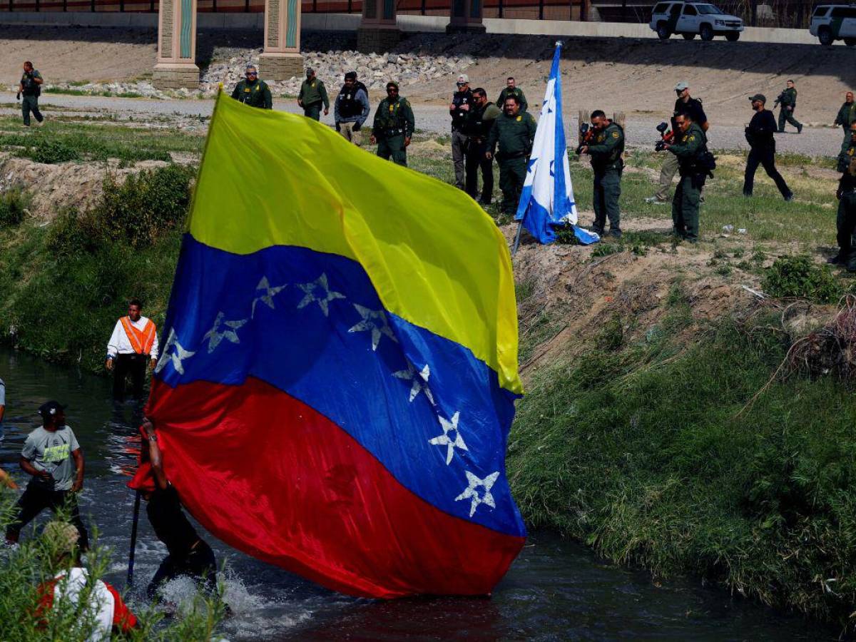 Patrulla fronteriza dispara balas de goma a migrantes Venezolanos