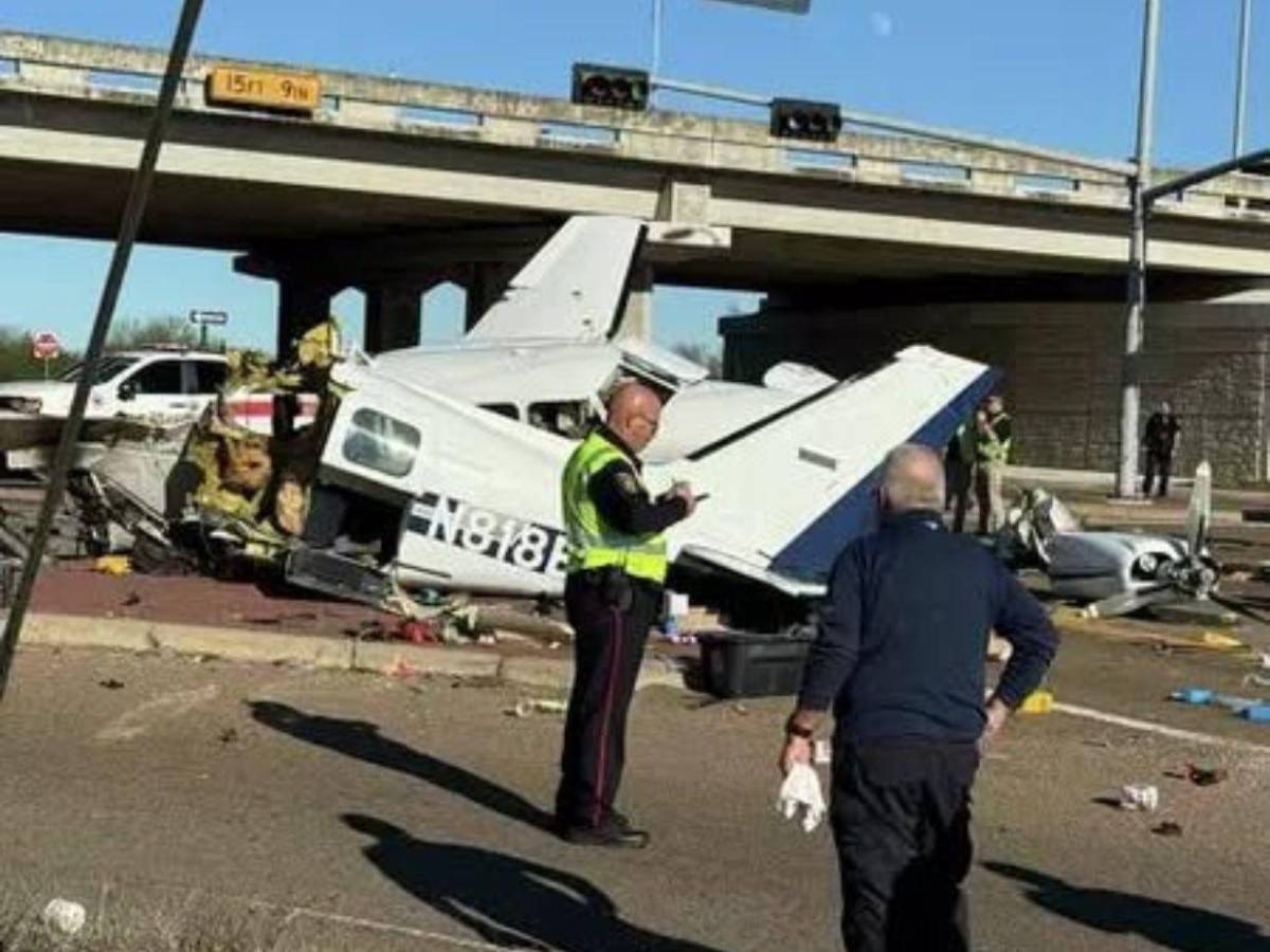 Avioneta aterriza de emergencia y se estrella en autopista de Texas