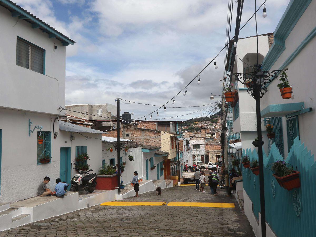 El blanco y el celeste iluminan la “calle sin sol” del barrio Morazán