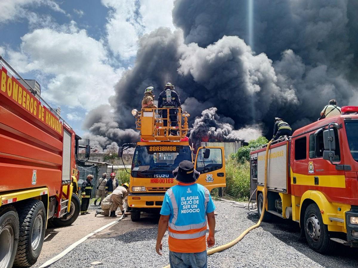 Los momentos más impactantes del incendio de gran magnitud en El Prado