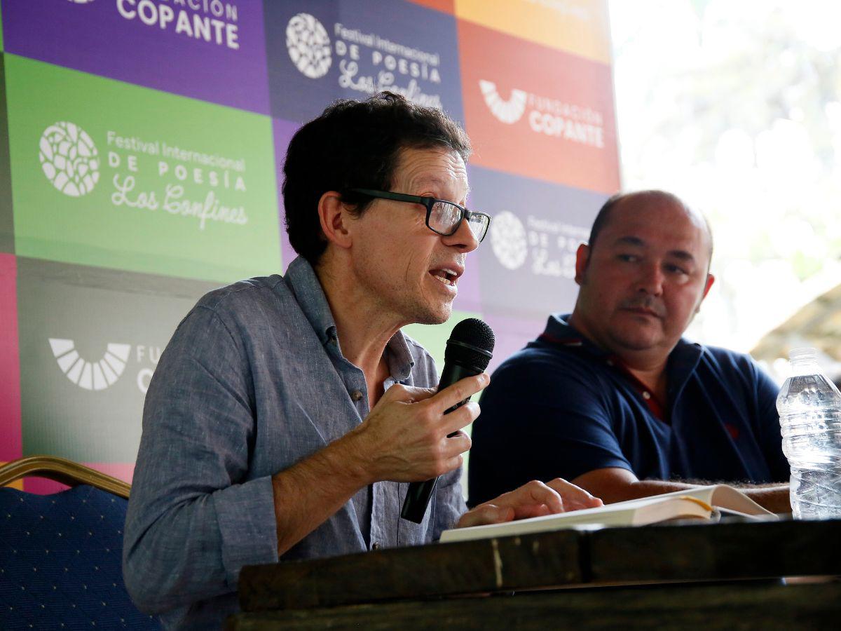 Salvador Madrid acompañó al poeta en la lectura de su obra. Las dos últimas veces que Alvarado ha regresado a Honduras ha sido por el Festival de Los Confines.