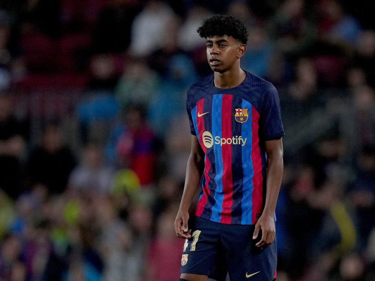 Lamine Yamal, de 15 años, se convierte en el jugador más joven del Barça en debutar en Liga