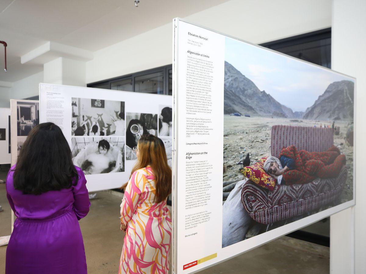 La exposición retrata diversos relatos humanos a través de fotografías que destacan por su maestría técnica.