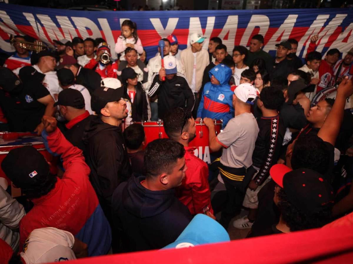 Así fue el banderazo de la Ultra Fiel al Olimpia previo a la gran final