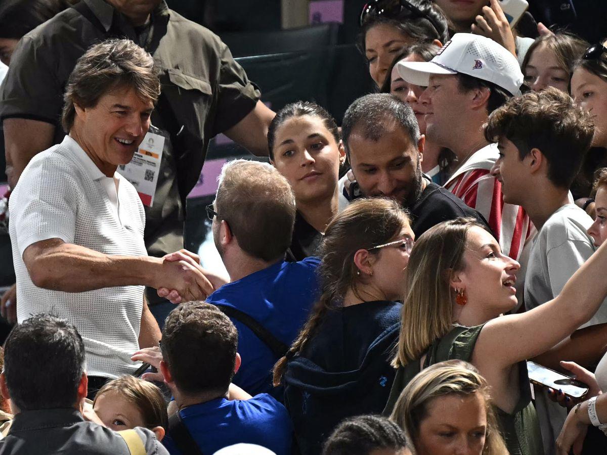 Tom Cruise con sus fanáticos, en el Bercy Arena de París, antes de la clasificación femenina de gimnasia artística.