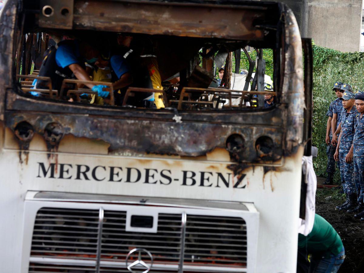 Excursión escolar termina en tragedia: al menos 23 muertos deja incendio de bus en Tailandia