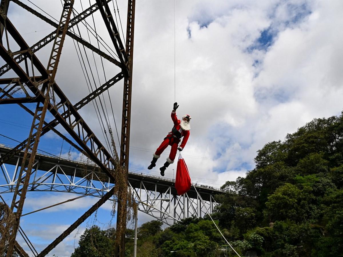 “Papá Noel” se lanza de 75 m para dar regalos a niños