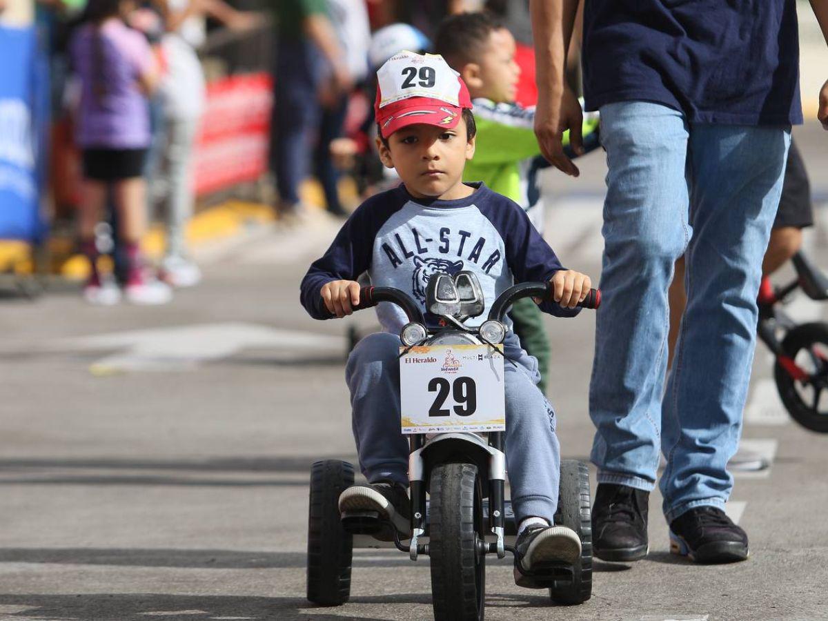 Adorables y veloces: los niños de la categoría de 0 a 4 años de la Vuelta Ciclística Infantil