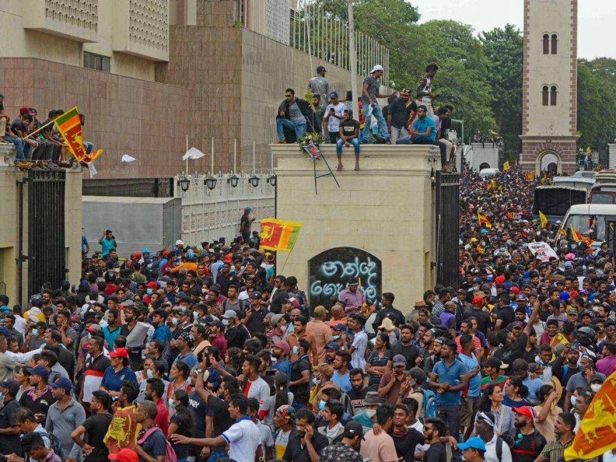 Presidente de Sri Lanka huye de su residencia asaltada por manifestantes