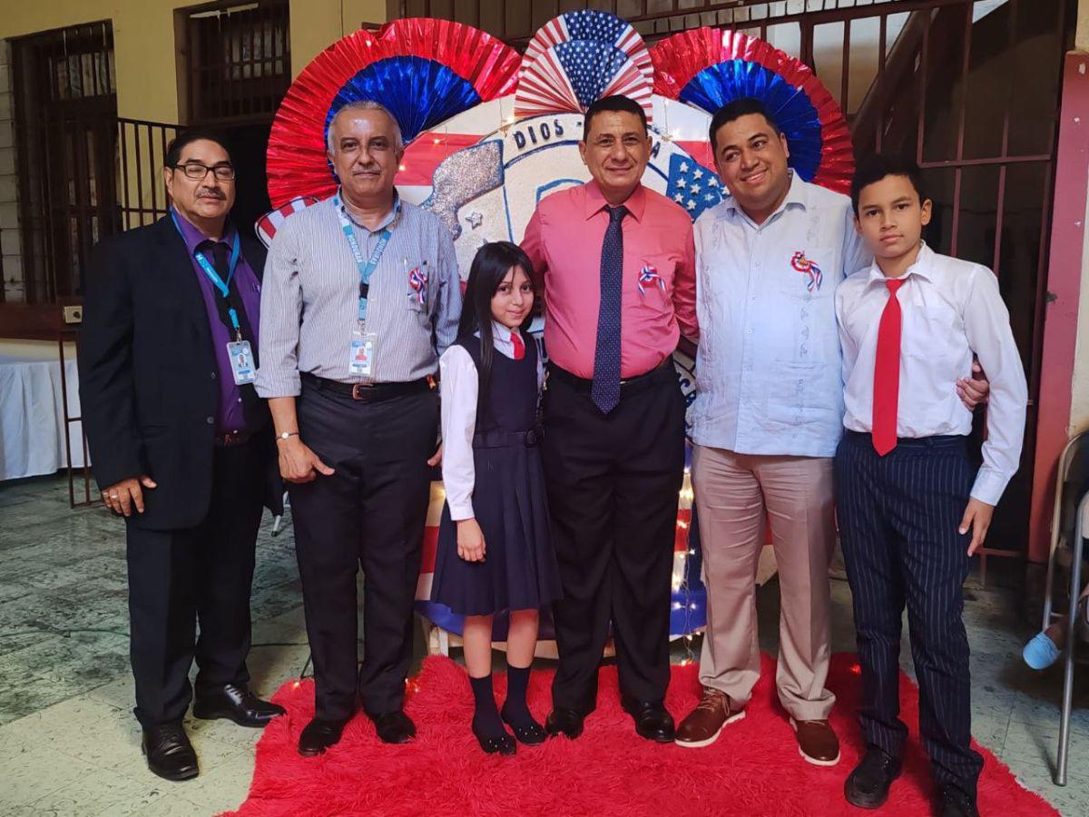 Autoridades distritales, departamentales y de la Secretaría de Educación junto al director Moisés Espinoza y alumnos de la Escuela Estados Unidos.