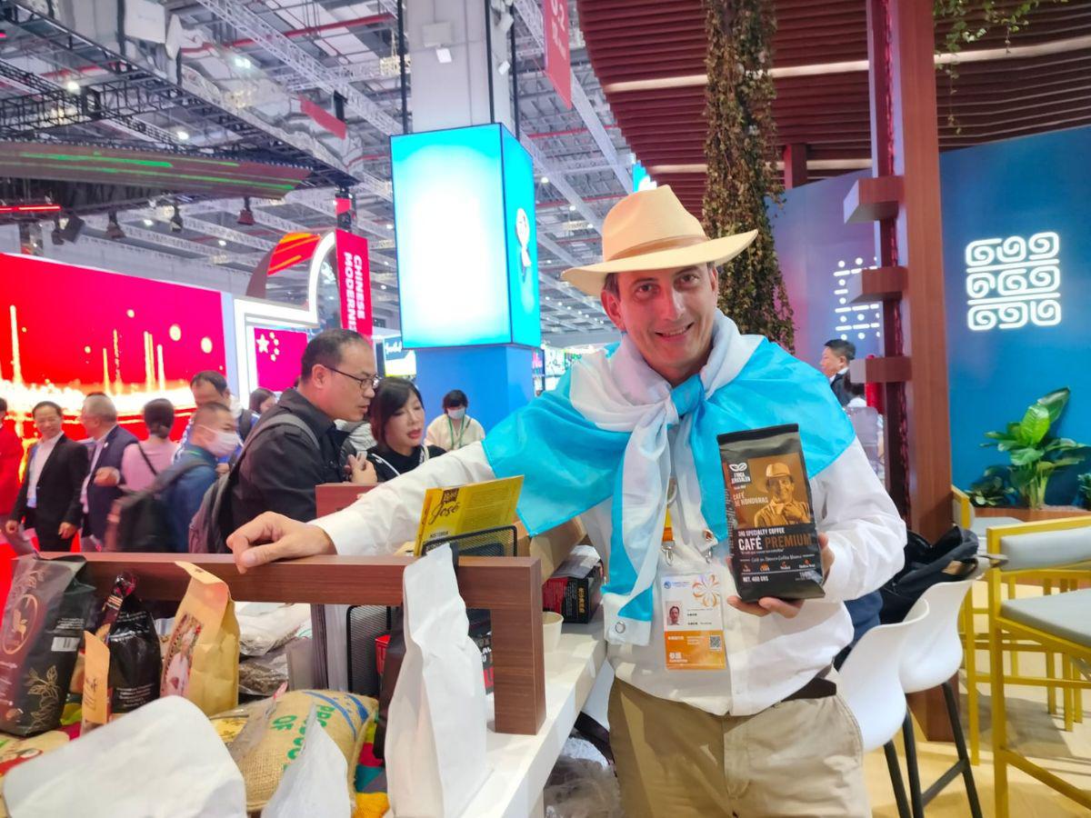 José Cuellar representado al país en feria para productores de café en China.