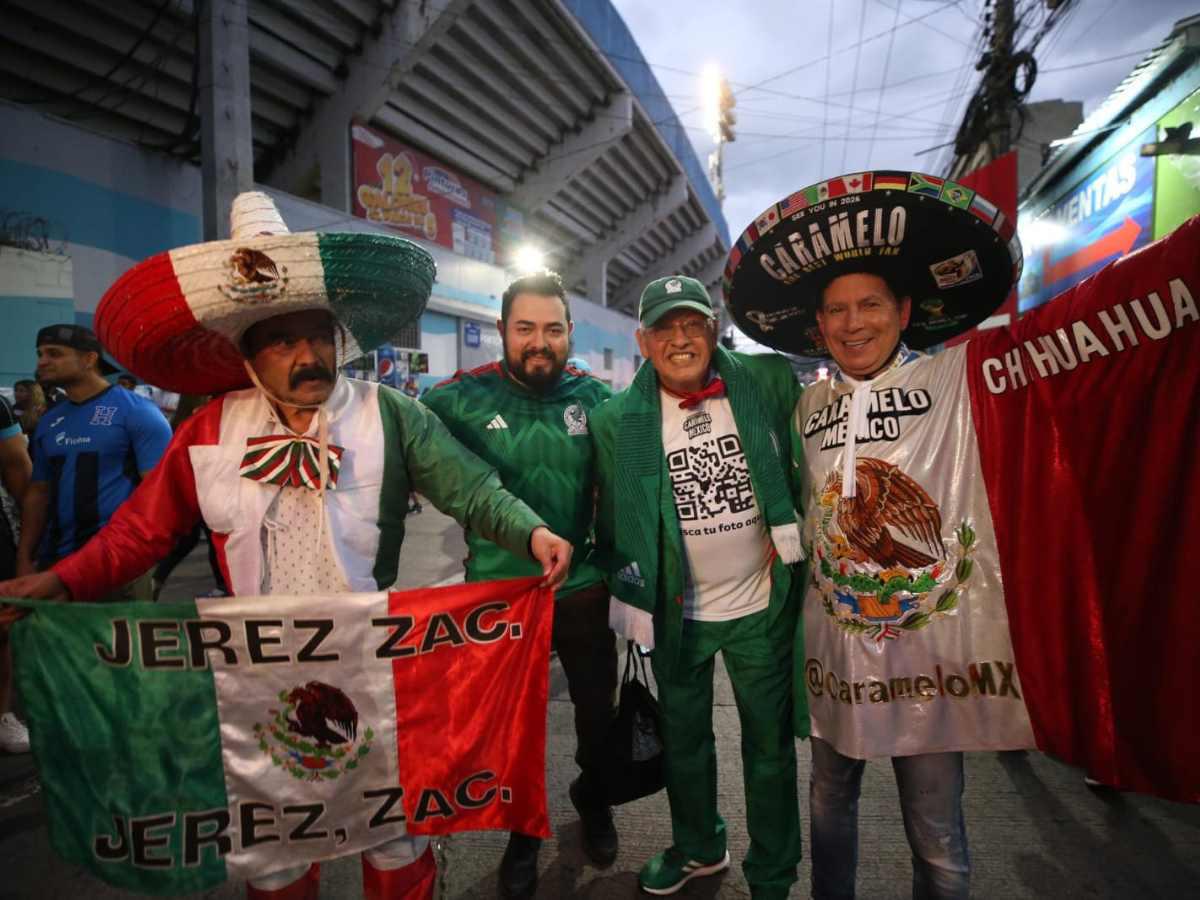 Ataviados de playeras y banderas tricolores, más sombreros de charro, los mexicanos llegaron al Estadio Nacional “Chelato Uclés” para presenciar el duelo ante Honduras.