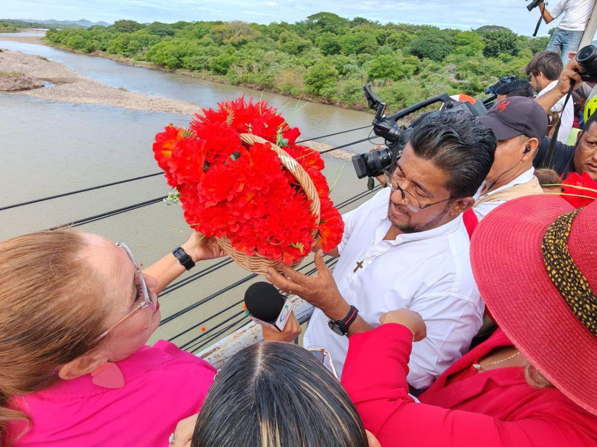 Tras 26 años del Mitch, hondureños recuerdan con flores a sus familiares desaparecidos en Choluteca