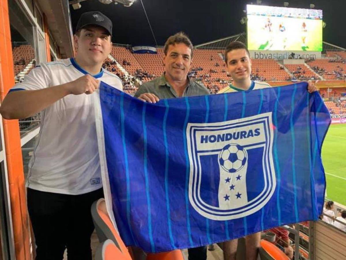 Alvaro Izquierdo apoyando a la Selección de Honduras junto a sus hijos en Houston durante la Copa Oro 2021.