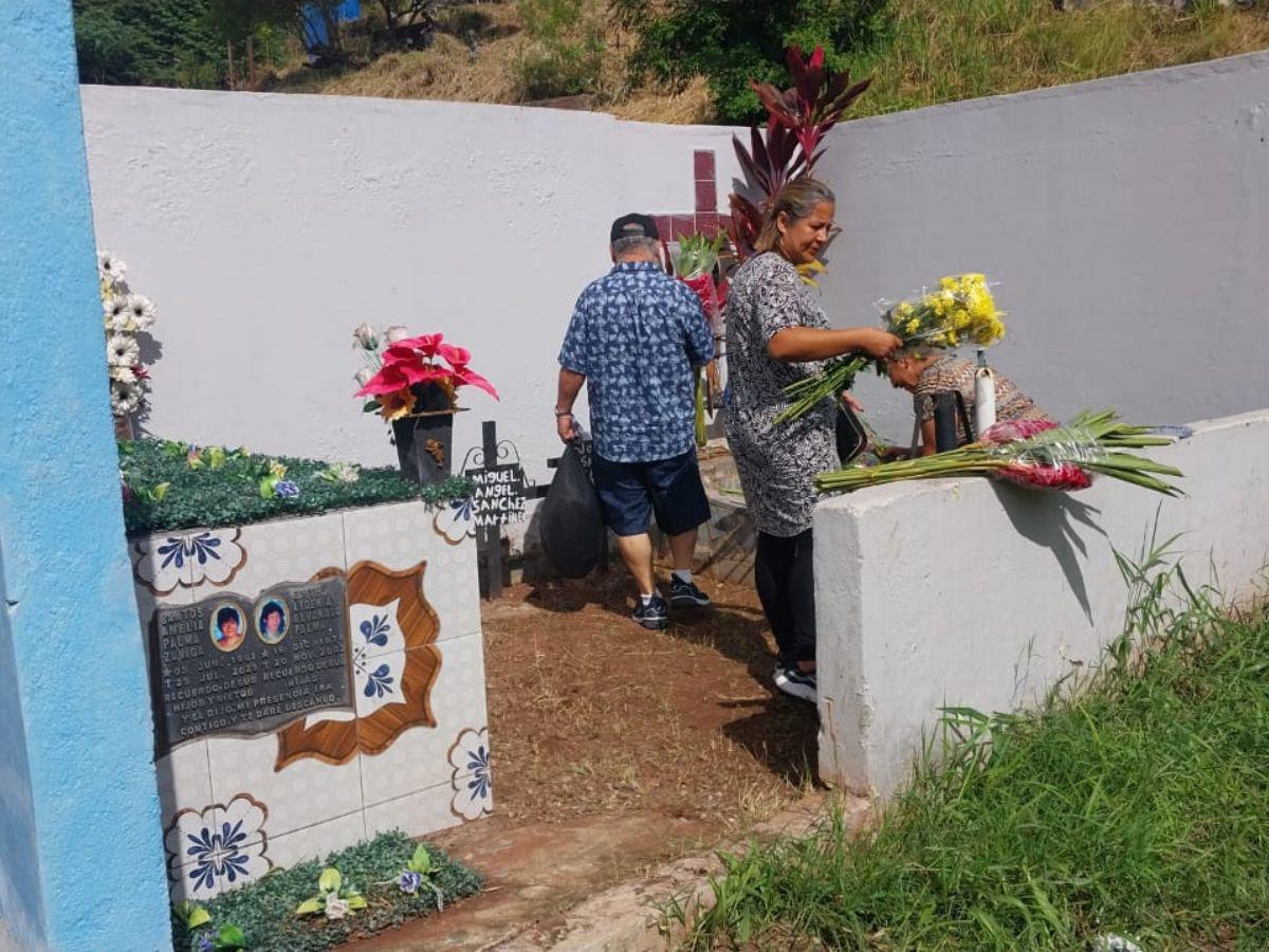 Con flores, globos y alfombras: capitalinos conmemoran el Día de Difuntos