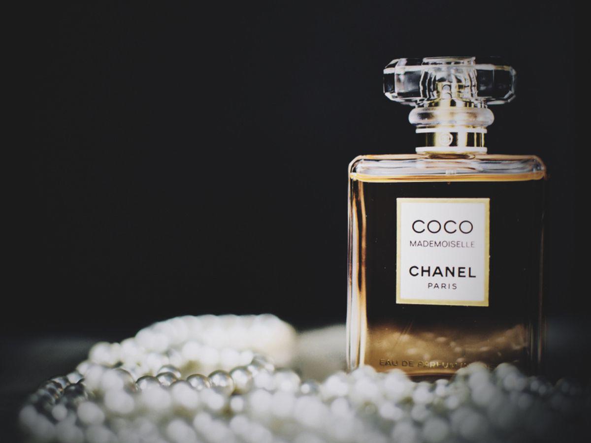 La empresa, creada por Coco Chanel y famosa por sus vestidos en tweed o por su perfume Numero 5, es propiedad de los hermanos Wertheimer.