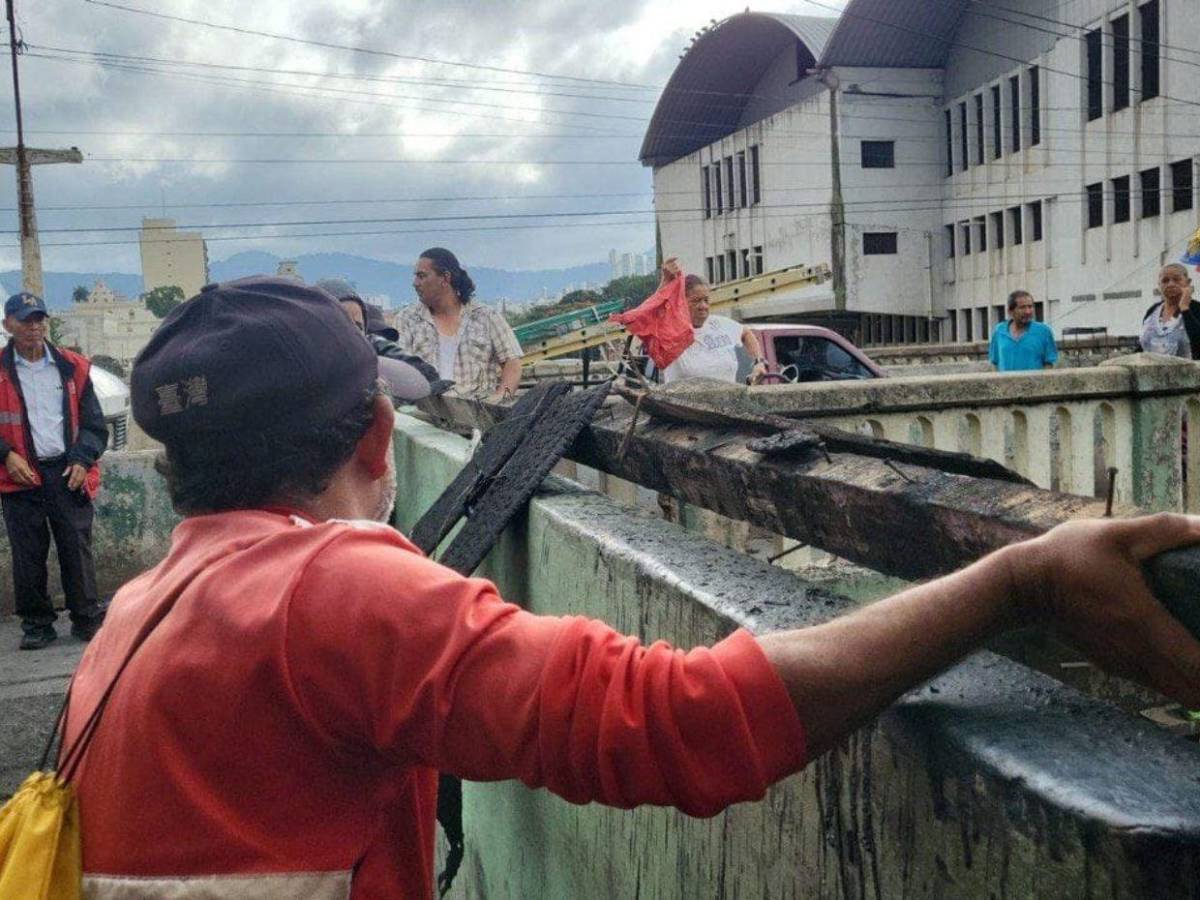 Inicia remoción de escombros en el mercado cercano al puente Carías de Comayagüela