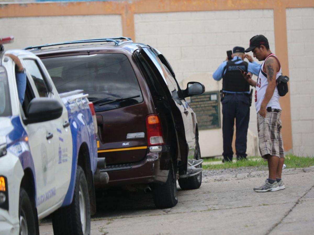 Dentro de este vehículo fue llevado el hombre herido, pero lamentablemente llegó sin vida.