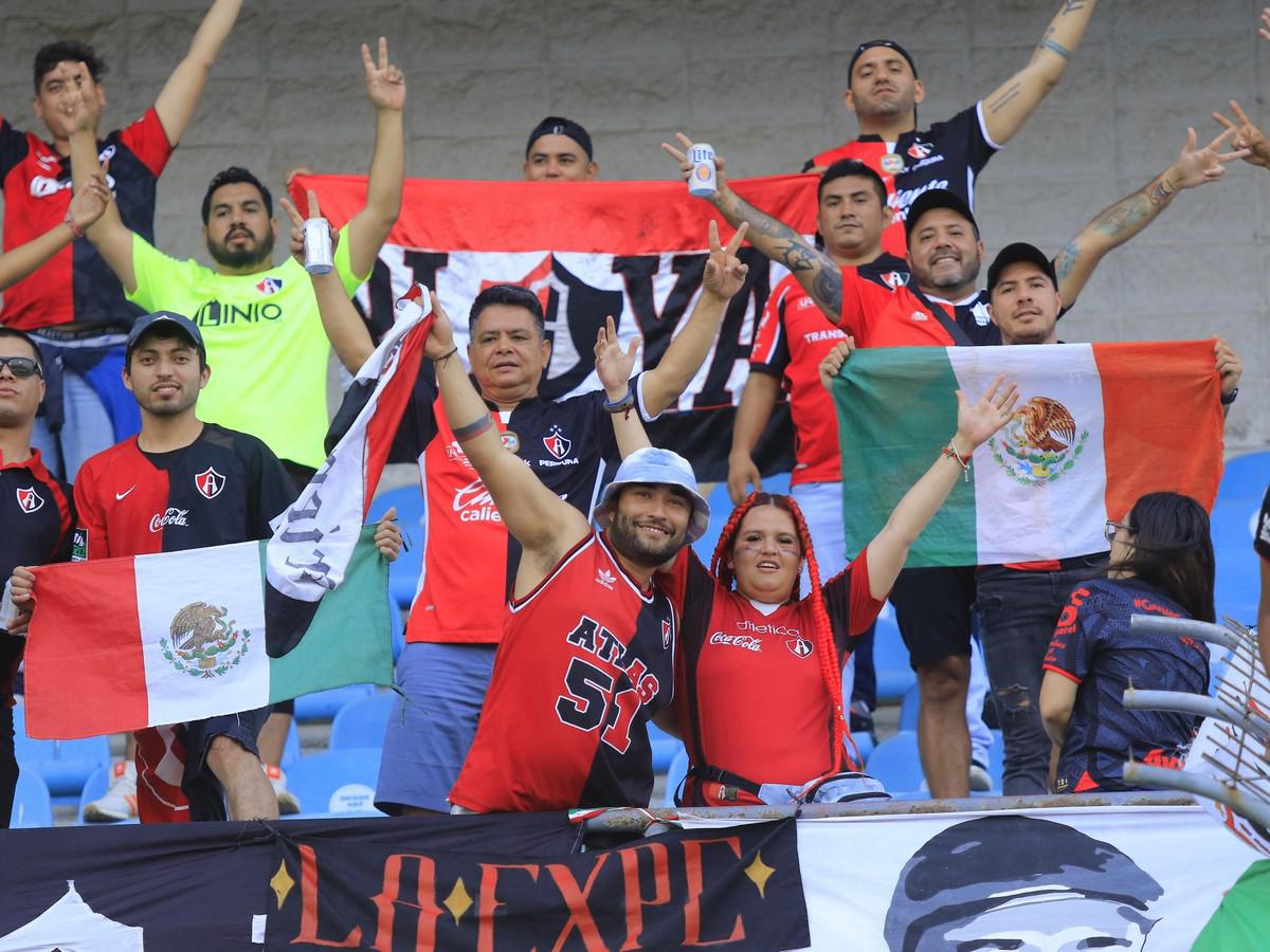 Aficionados del Atlas viajan desde México y se hacen sentir en el estadio Olímpico