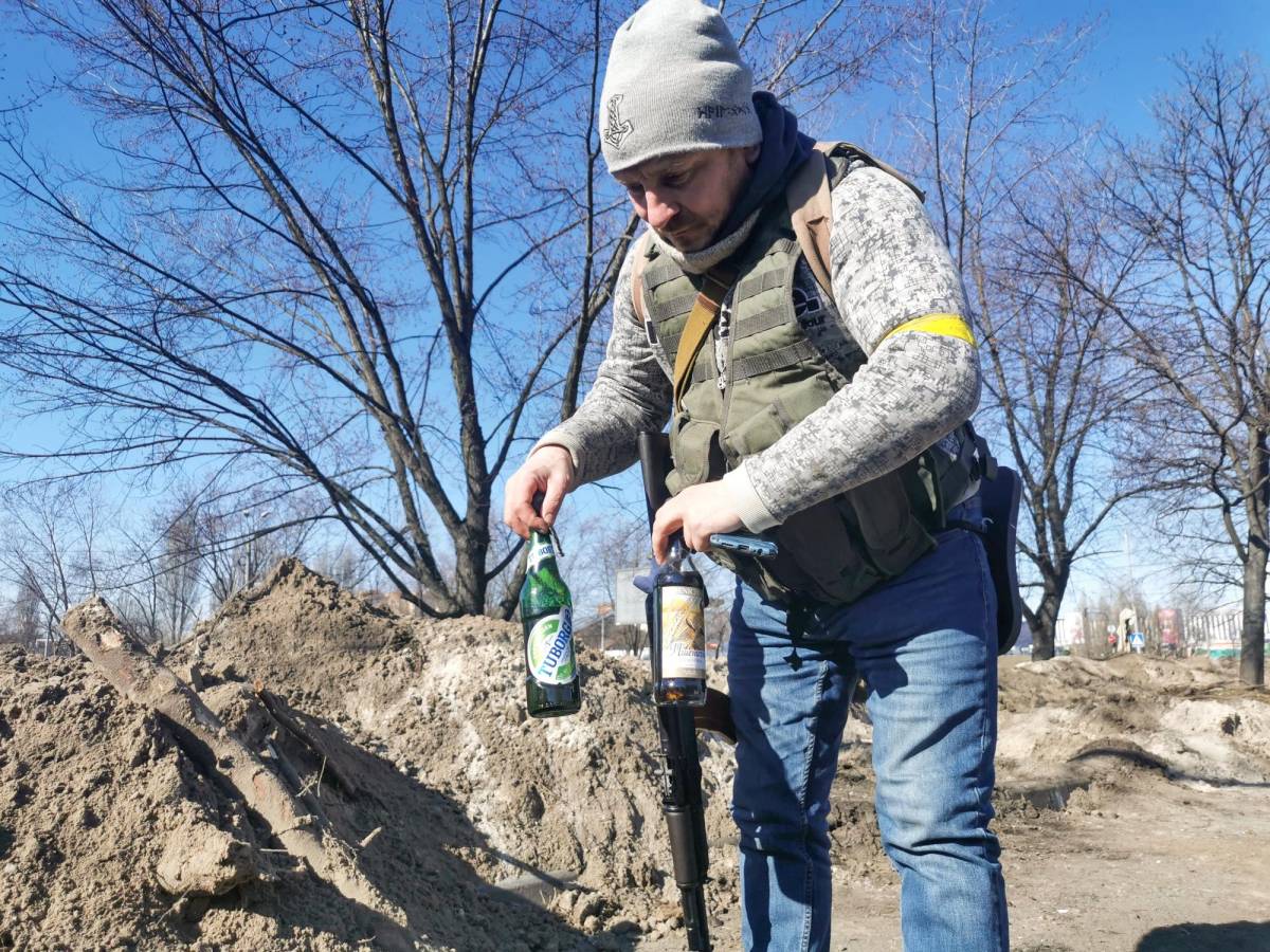 Un residente y voluntario de Kiev prepara un puesto trasero con trincheras y cajas de cócteles molotov, en Kiev el 28 de febrero de 2022. El ejército ruso dijo el 28 de febrero de 2022 que los civiles ucranianos podían abandonar “libremente” la capital del país, Kiev, y reclamó su La fuerza aérea dominó los cielos de Ucrania cuando su invasión entró en su quinto día.