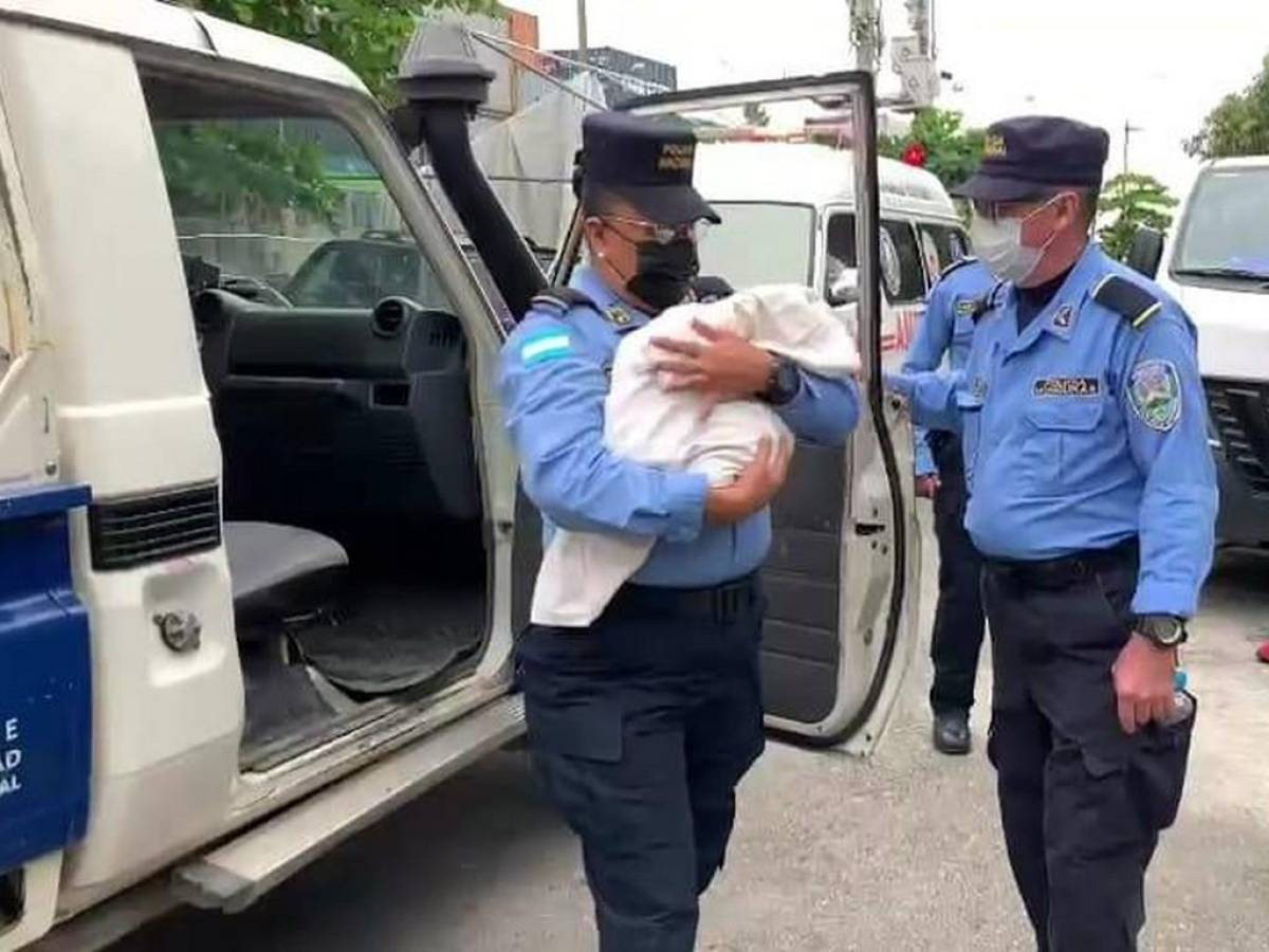 Momento en que el bebé era trasladado para ser entregado a su madre.