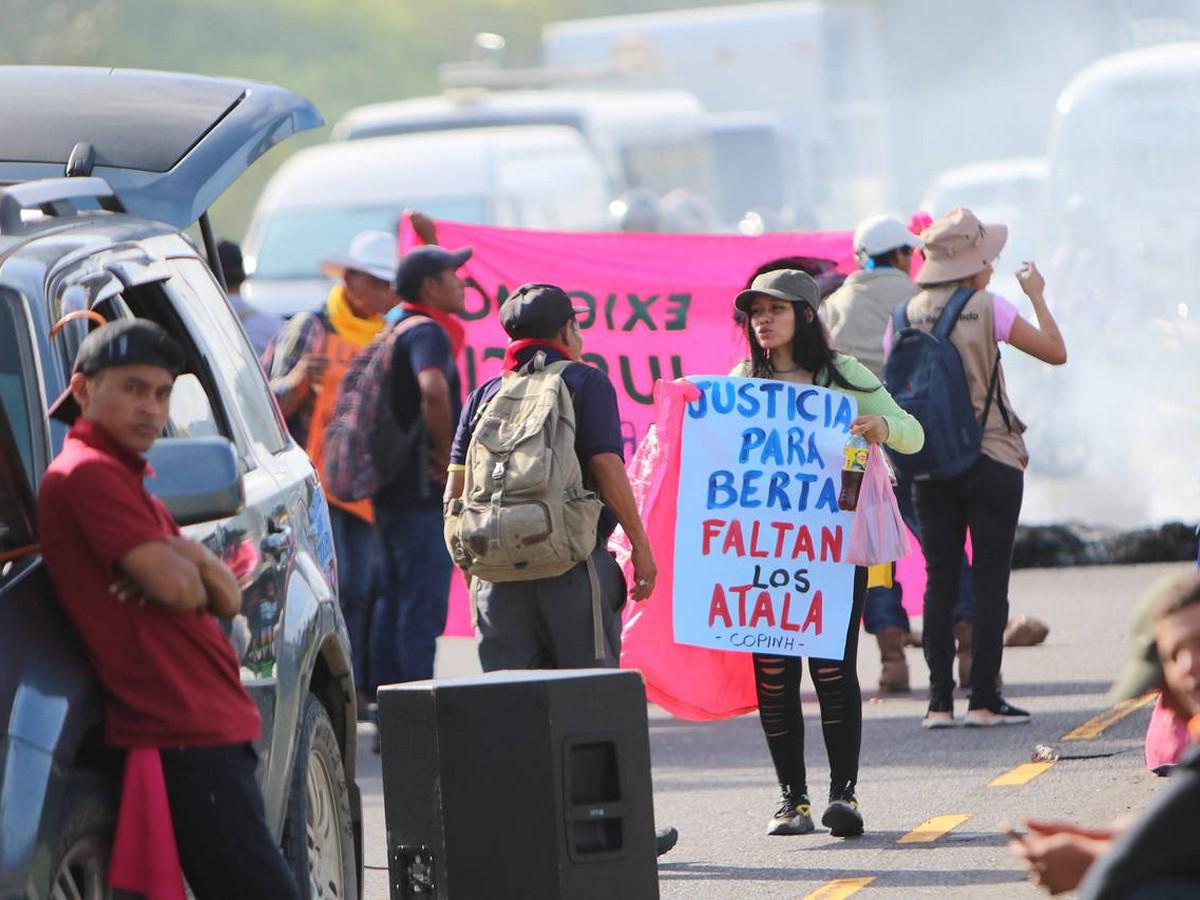 Con quema de llantas y pancartas, bloquean carretera CA-5 y exigen justicia para Juan López