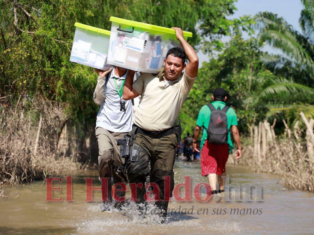 Algunas personas e instituciones está llevando alimentos y medicamentos a ciertos lugares de fácil acceso, pero hace falta más agilidad de las autoridades encargadas de la emergencia.