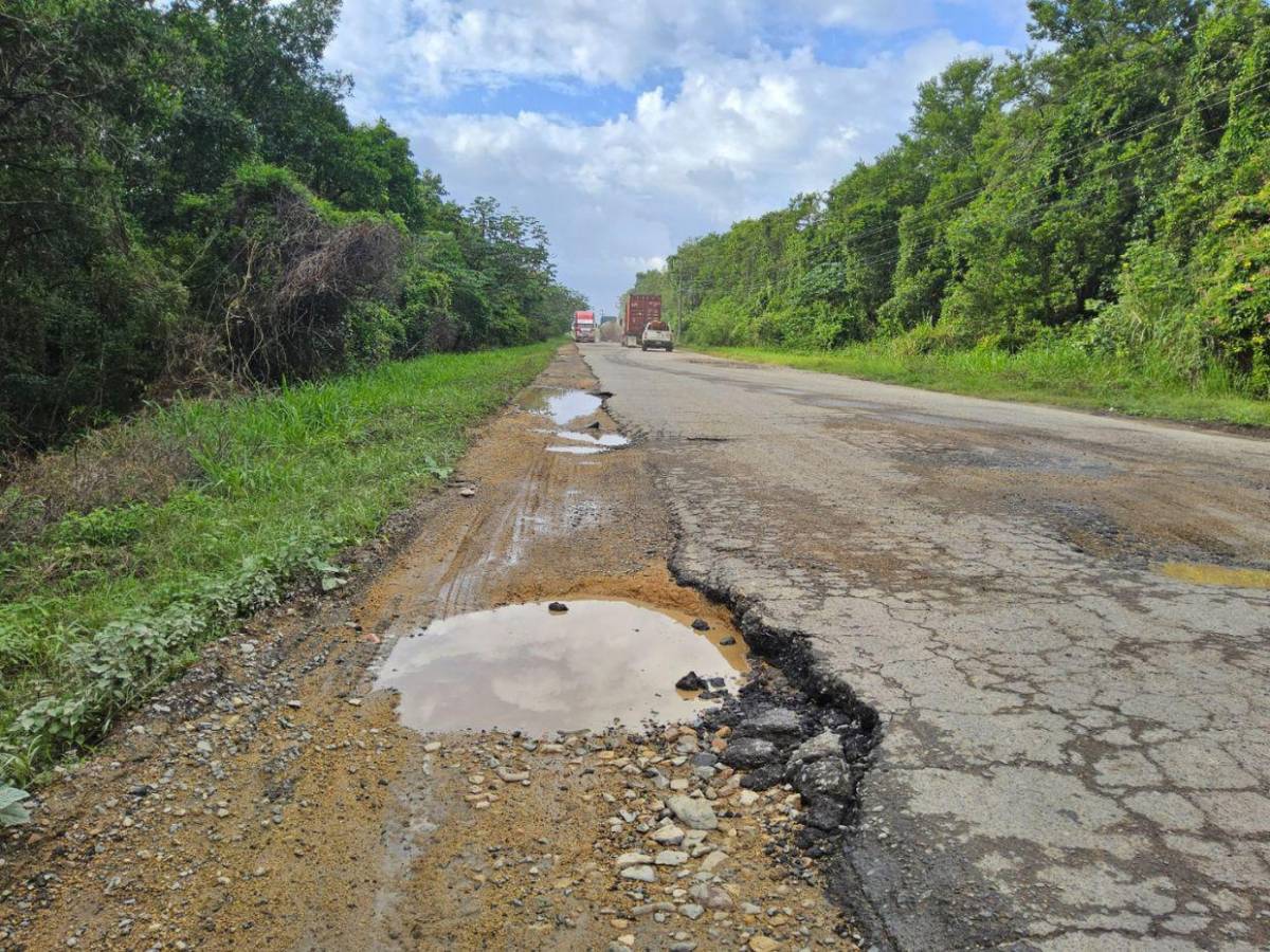 ¡Un peligro! Destrozada carretera hacia zonas turísticas de Atlántida y Colón