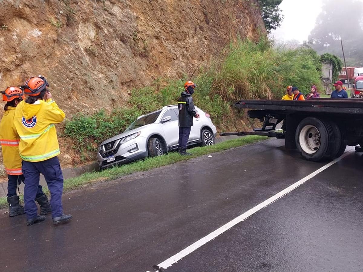 Esta camioneta fue una de las más afectadas durante el accidente múltiple.