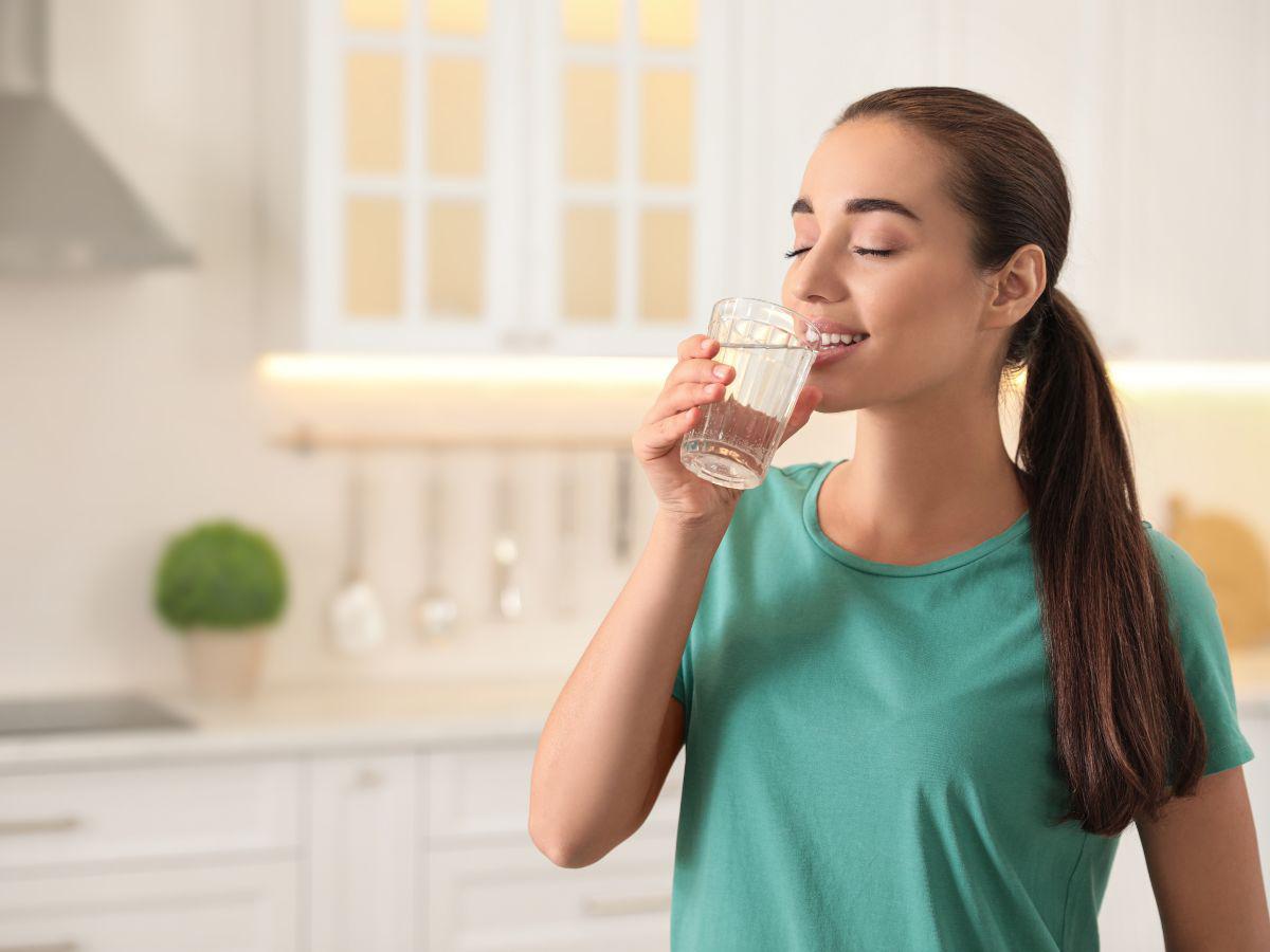 La hidratación constante es esencial para el funcionamiento adecuado del cuerpo.