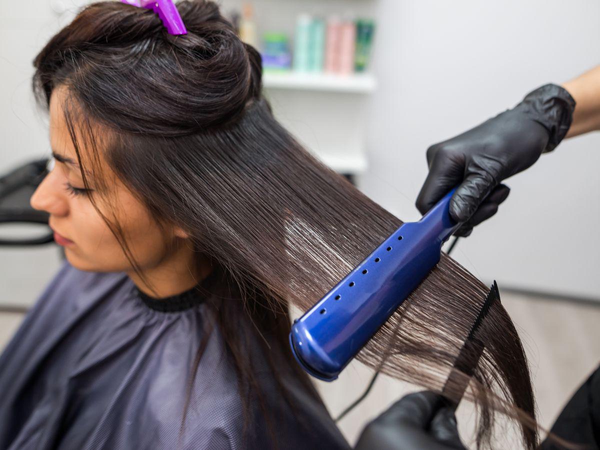 El tratamiento de queratina es una excelente opción para lograr un cabello más liso, suave y sin frizz.