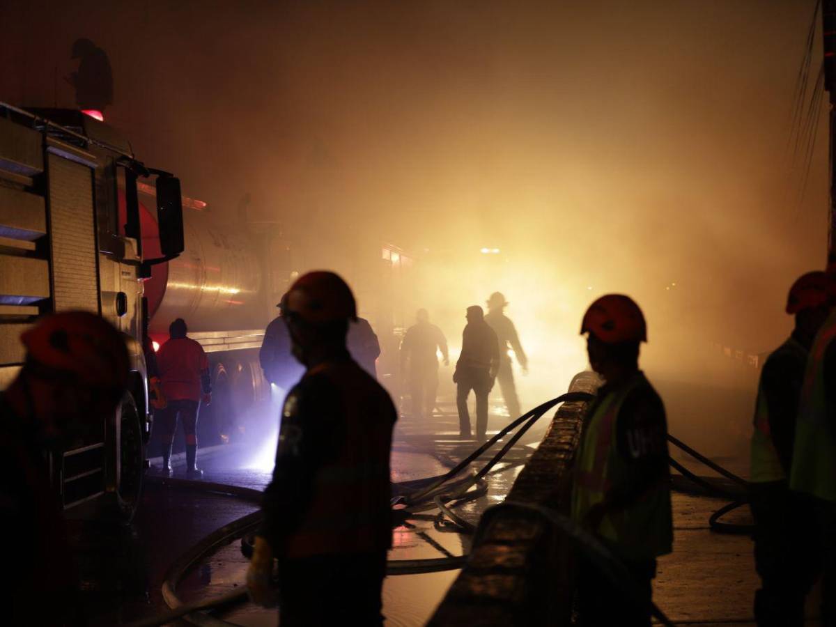 Imágenes tras infernal incendio en Comayagüela; al menos 250 puestos consumidos