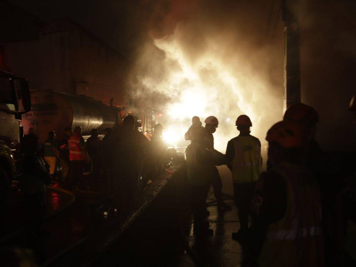 Imágenes tras infernal incendio en Comayagüela; al menos 250 puestos consumidos