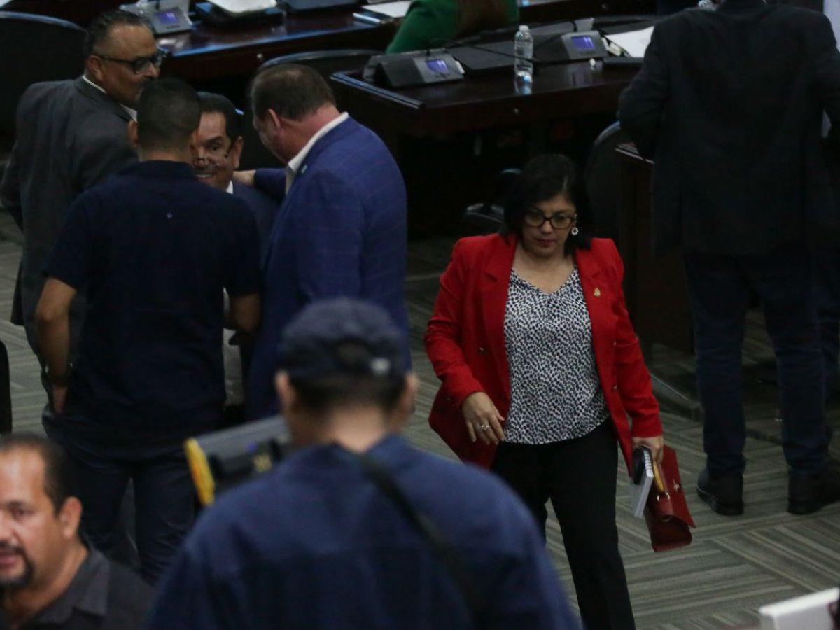 Diputados en incertidumbre luego de que Luis Redondo suspendiera la sesión por emergencia