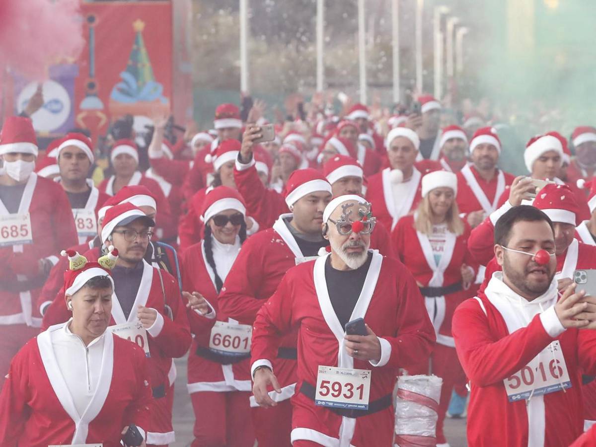 Cientos de Santa Claus invaden calles de Ciudad de México