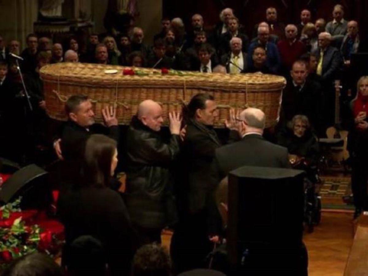 Johnny Depp conmueve al cargar féretro de Shane MacGowan en su funeral