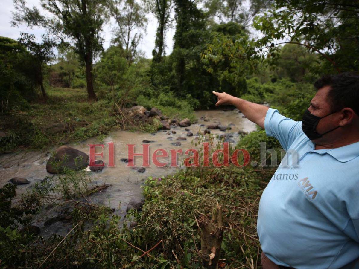 El sendero donde Yaguacire aspira a construir el puente que pondrá fin al peligro.