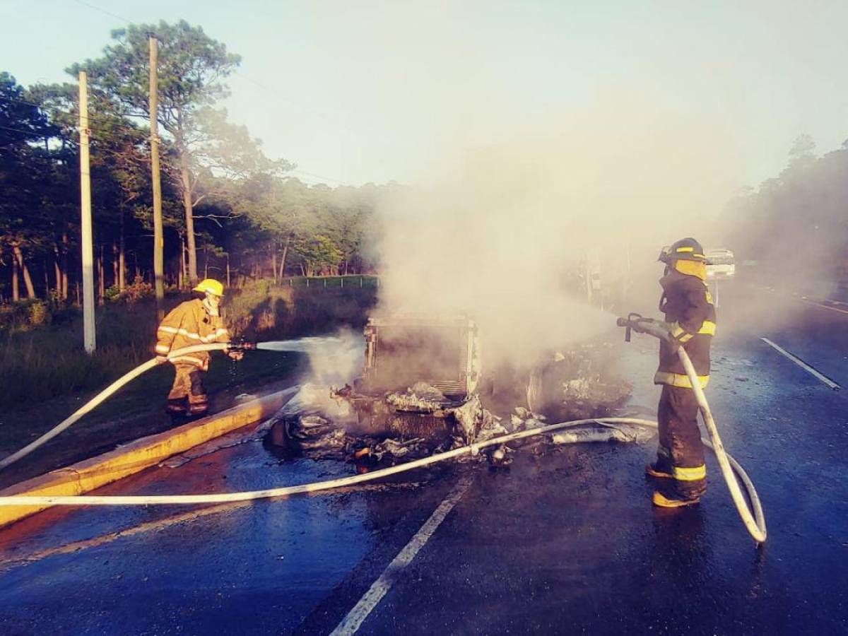 Los miembros del Cuerpo de Bomberos lograron apagar el fuego esparcido en cabina del pesado automotor.