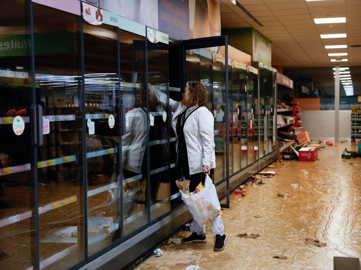 Imágenes tristes: Supermercados colapsados y escasez de agua potable por la DANA en Valencia