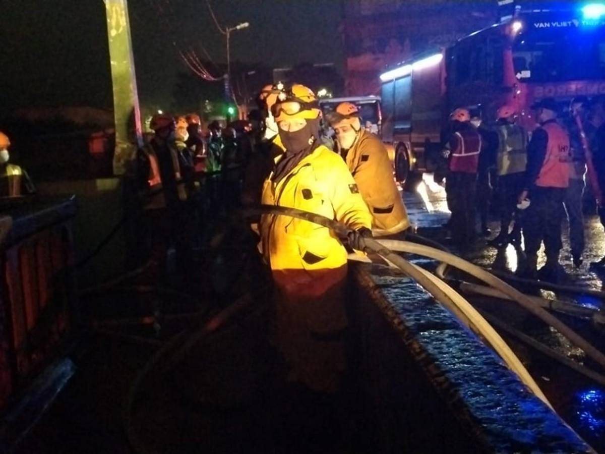 El cansancio entre bomberos tras horas de lucha contra incendio en mercado Las Américas