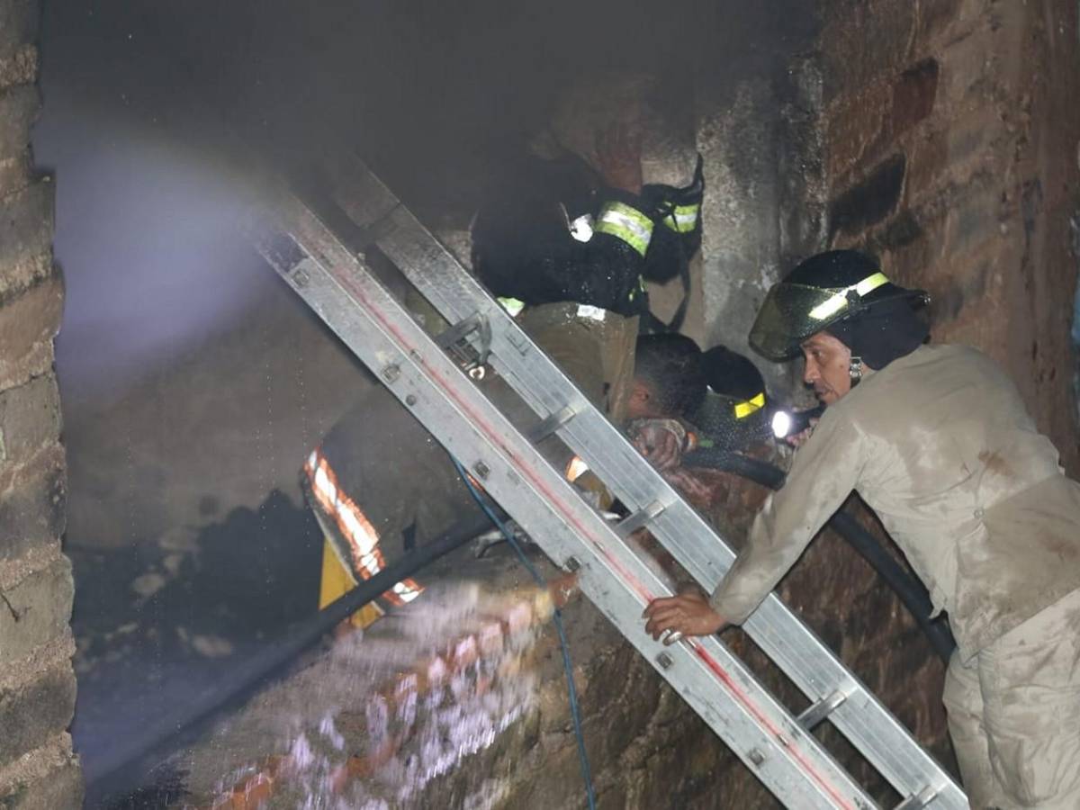 El cansancio entre bomberos tras horas de lucha contra incendio en mercado Las Américas