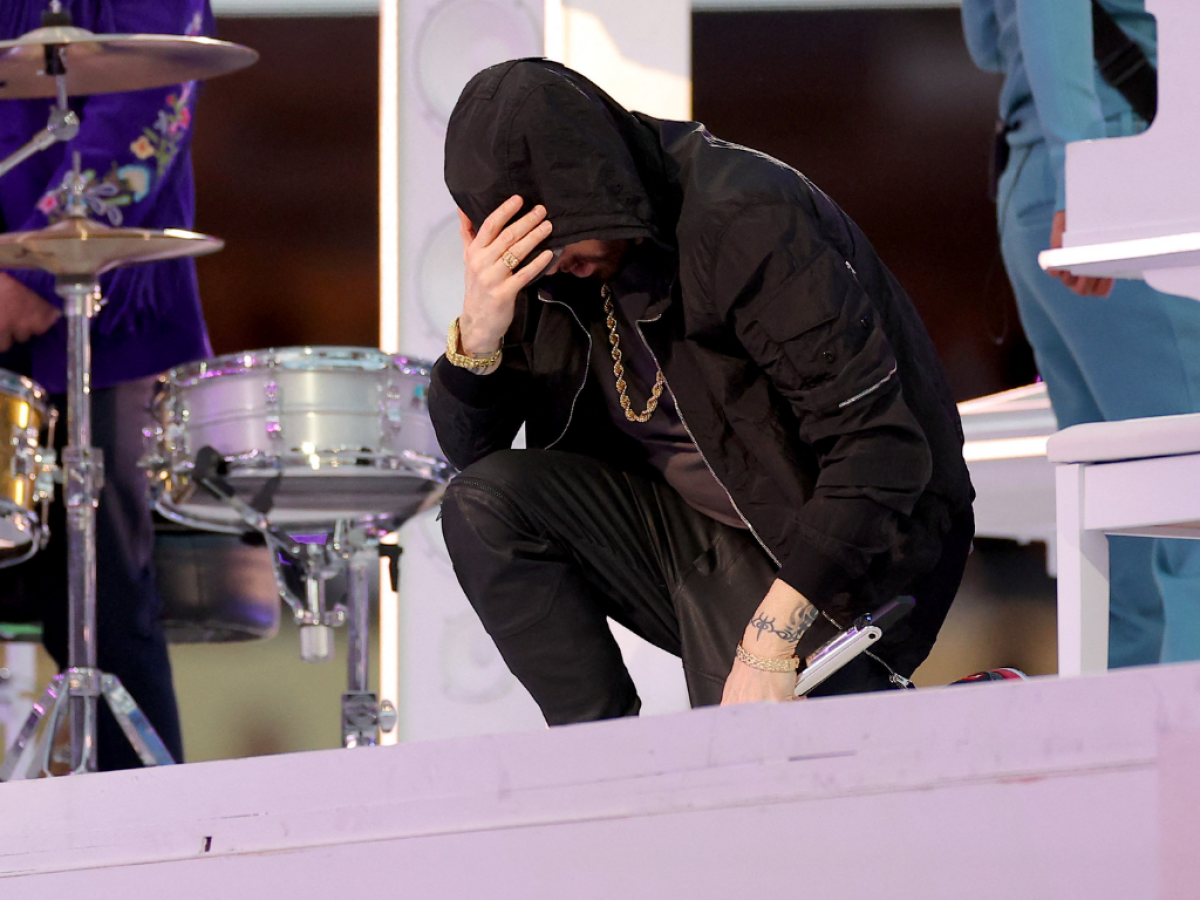 ¿Por qué Eminem se arrodilló durante el show del medio tiempo del Super Bowl?