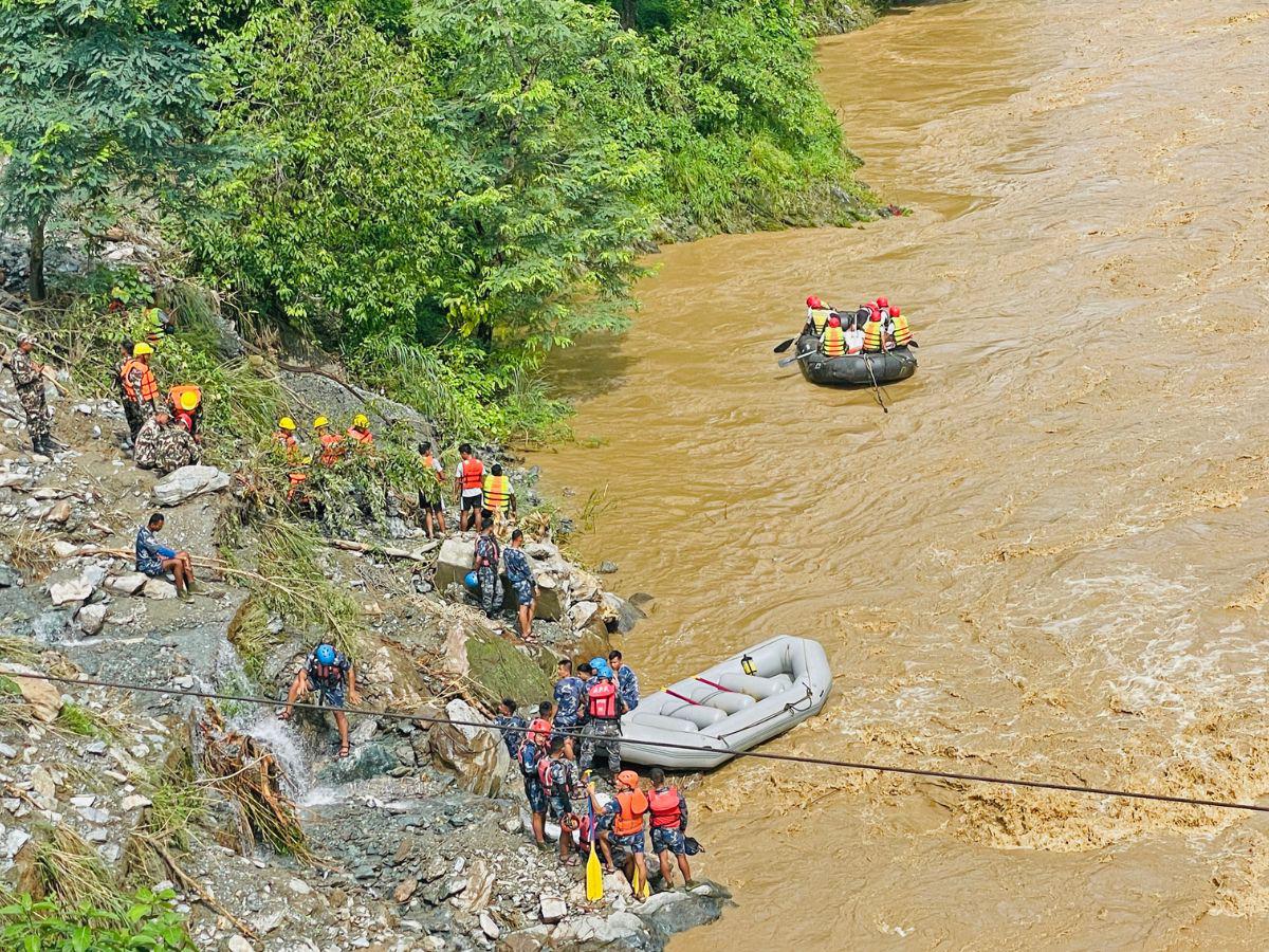 Nepal: Derrumbe arrastró a cerca de 50 personas a un río; recuperan un cuerpo