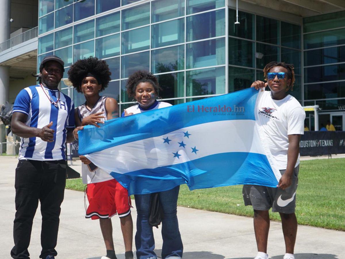 Los catrachos llegan con las banderas de Honduras para apoyar a la selección.