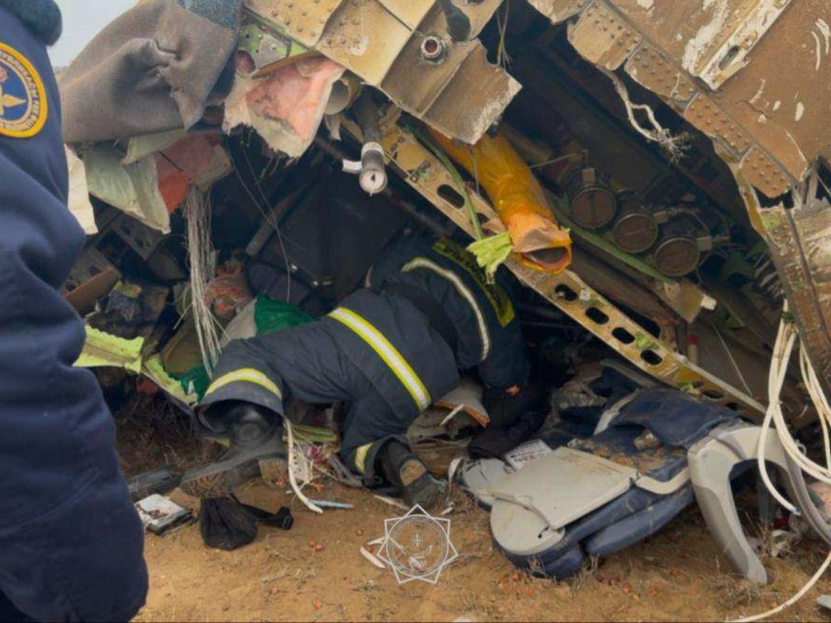 ¡Destruido! Así quedó el avión que se estrelló en Kazajistán con más de 60 personas a bordo