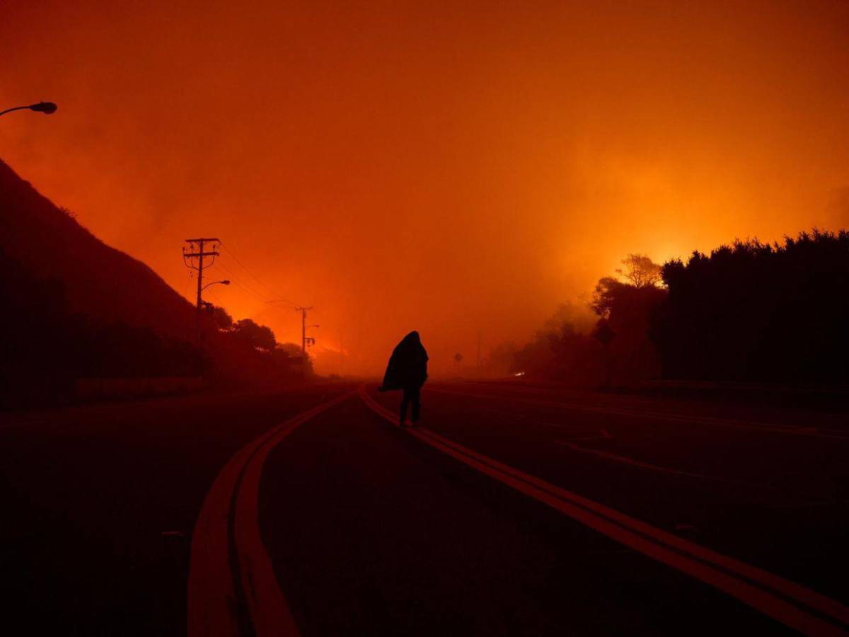 Evacuaciones y cierre de calles: impactantes imágenes del incendio en Malibú