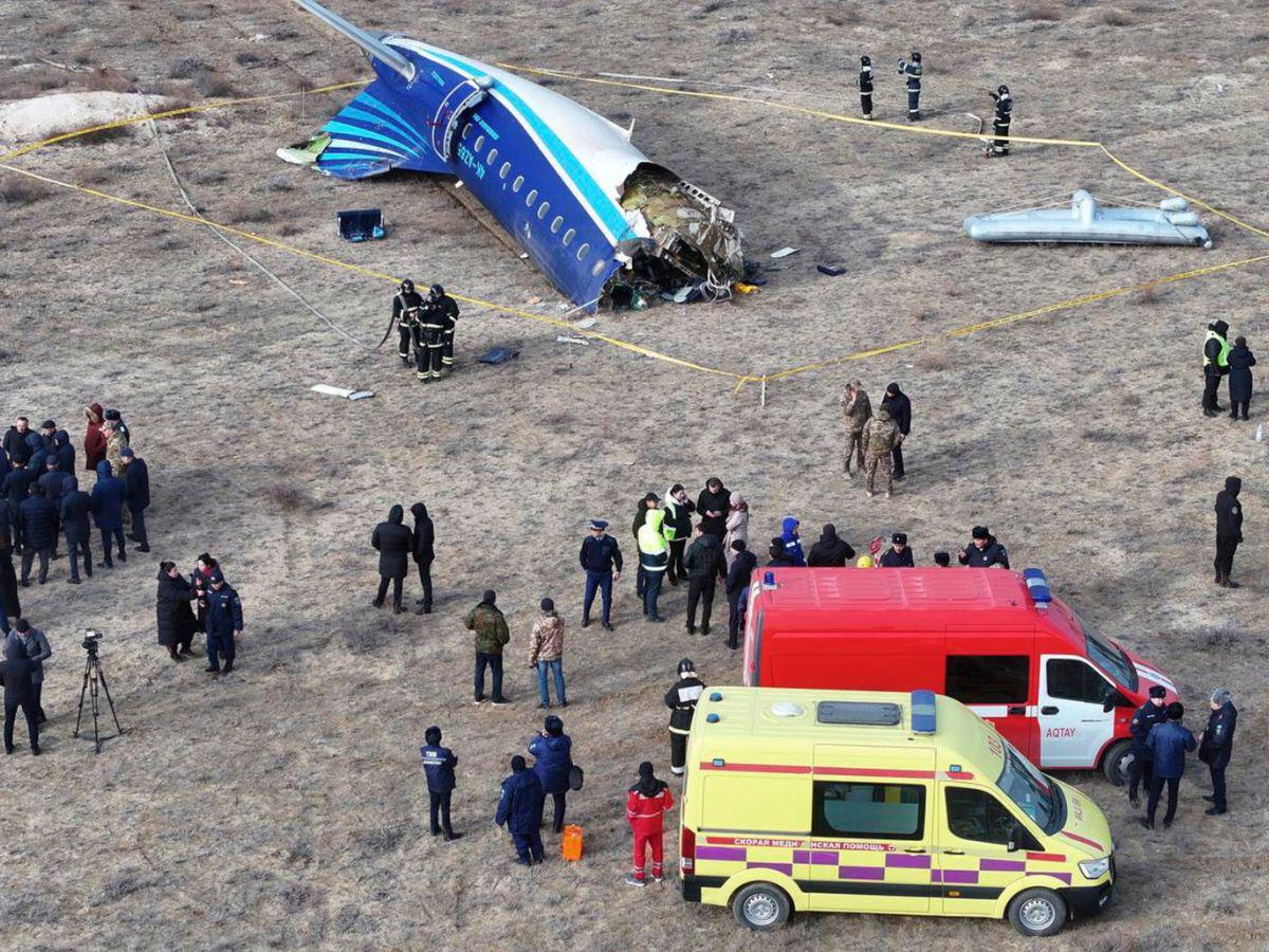 ¡Destruido! Así quedó el avión que se estrelló en Kazajistán con más de 60 personas a bordo